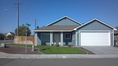 Building Photo - 3 bed, 2 bath Single Level Home