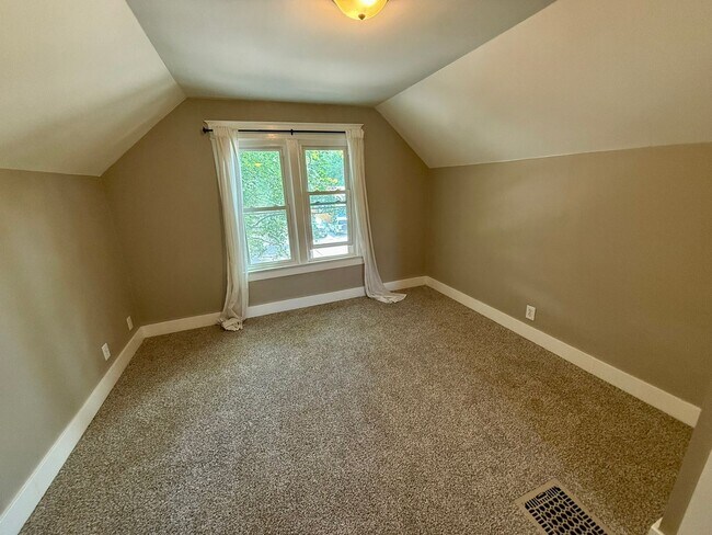 Building Photo - Downtown Charmer with Many Updates
