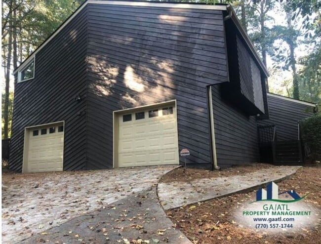 Primary Photo - Spacious home in Stone Mountain with sunroom