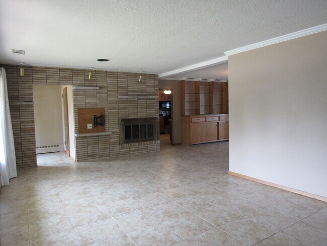 Building Photo - 1012 16th 1/2 St