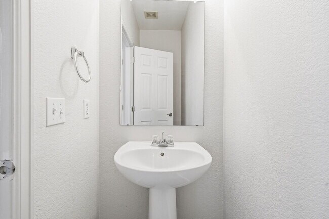 Building Photo - Welcome to this well-maintained 4-bedroom home in the heart of Thornton!