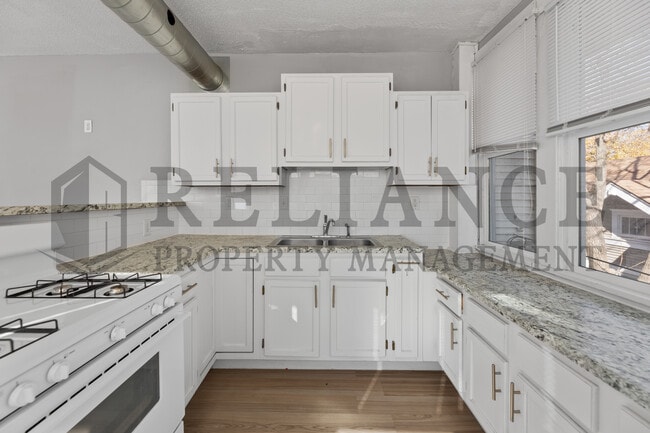 Building Photo - 3325 Victor Pl