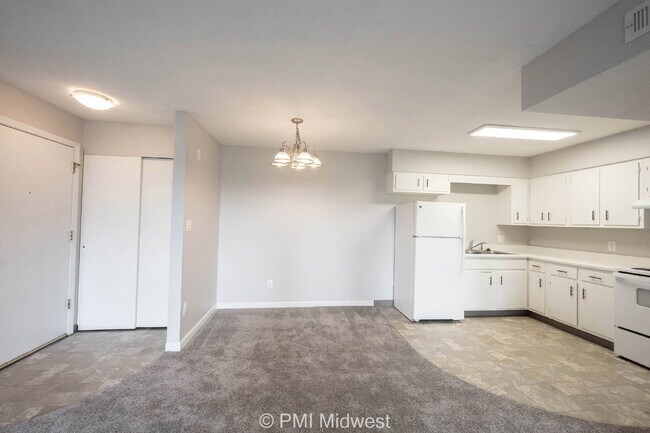 Building Photo - "Charming & Spacious 2-Bedroom Haven in Sh...