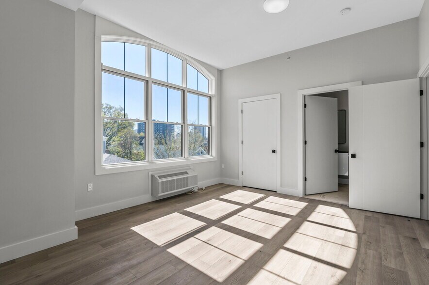 Building Photo - 2021 Jones Rd
