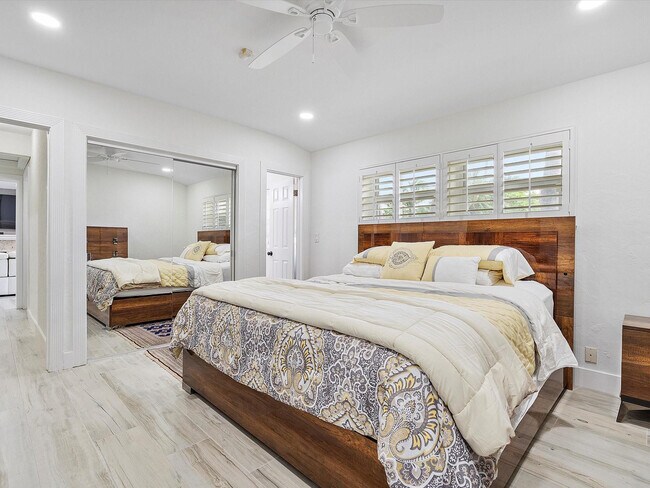 Building Photo - 411 Poinciana Dr