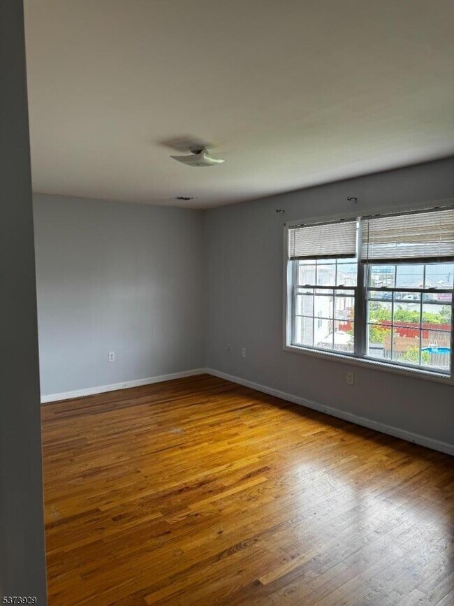Building Photo - 589 Meadow St