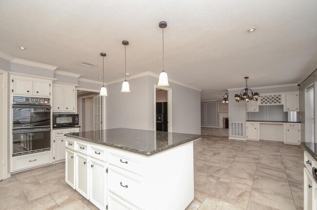 Building Photo - 24706 Mather Dr