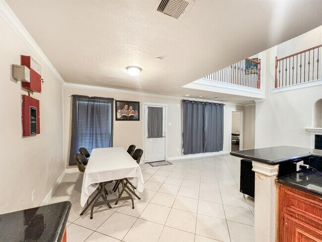Building Photo - 5715 Ladonia St