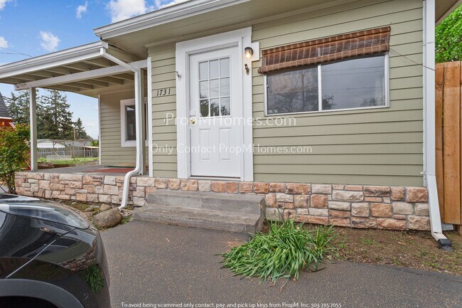 Building Photo - Charming Three Bedroom Home in Hazelwood!