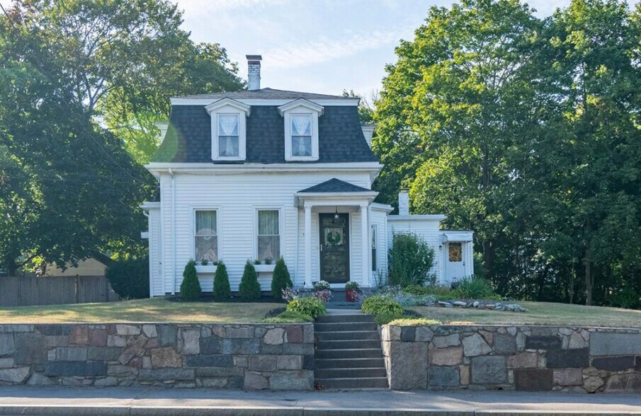 Primary Photo - 1104 Pleasant St