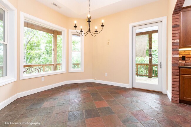Building Photo - 370 Country Club Dr