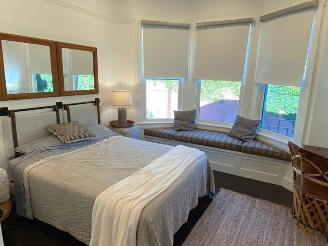 Building Photo - Exquisite top floor 1BD. Fully furnished a...