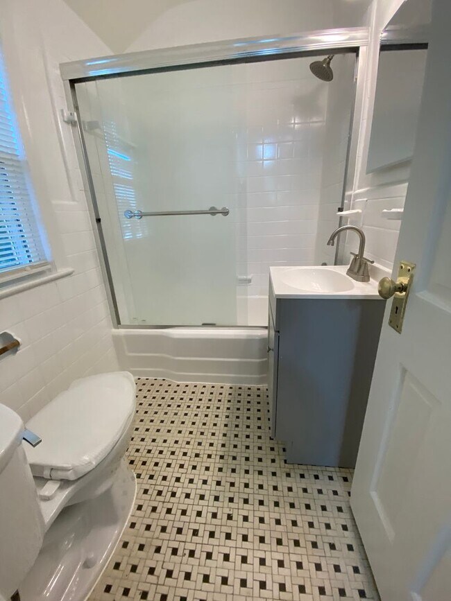 Building Photo - 3 Bed Brick Colonial Just Blocks from Red ...