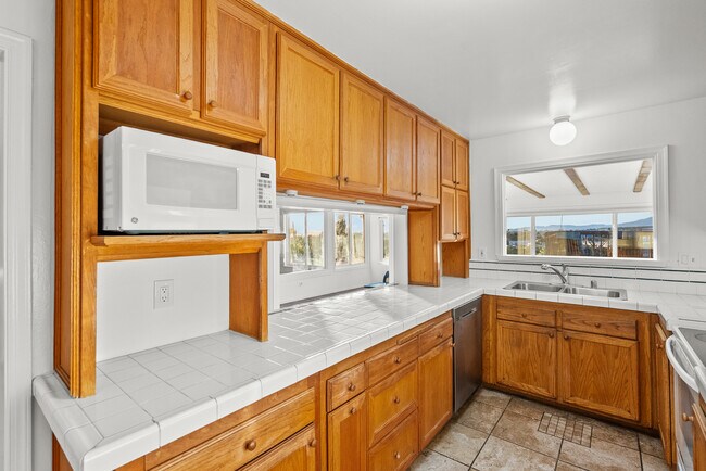 Building Photo - 10561 Alskog St