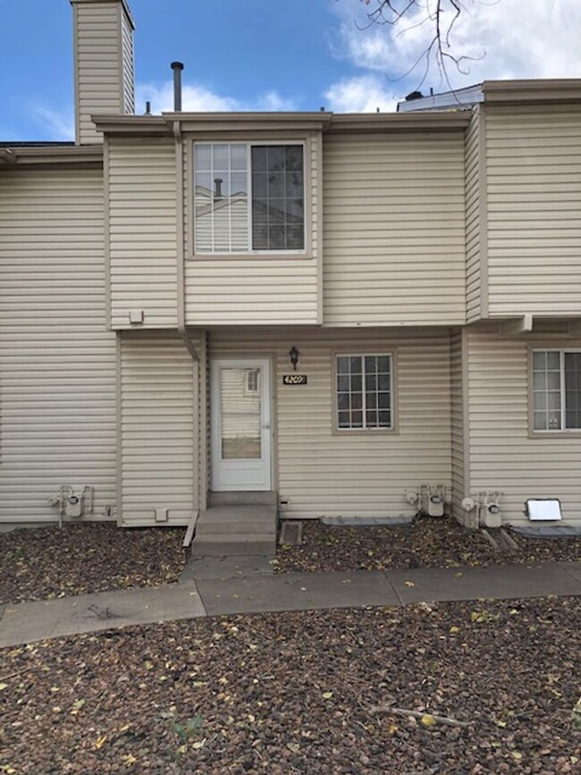 Primary Photo - Town home for rent in Aurora CO 80013