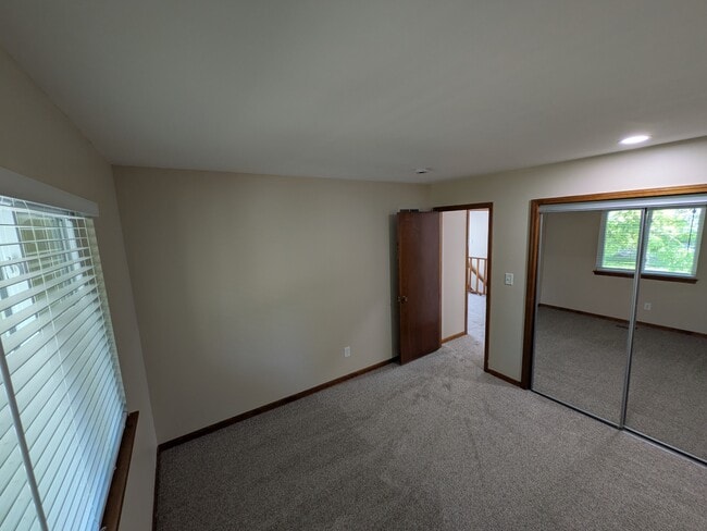 Building Photo - 22 NW Lakeview Blvd