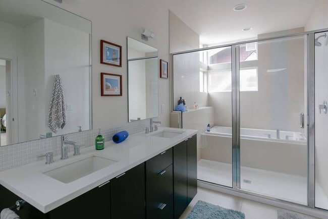 Building Photo - Beautiful High end Central District Home f...