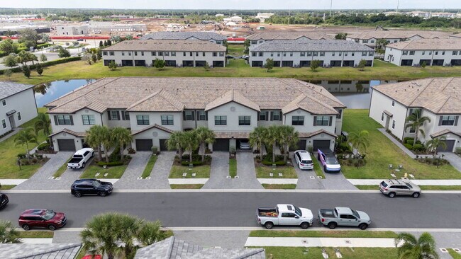 Building Photo - Newer-construction townhome in the highly desirable Lorraine Lakes