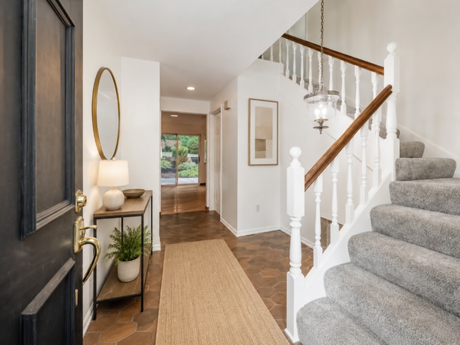 Building Photo - 4Bd/2.5Ba Bellevue Home