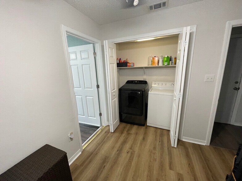 Building Photo - 9408 Octavia Ln