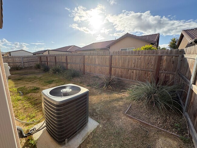 Building Photo - Beautiful home in a gated community Rent Ready!