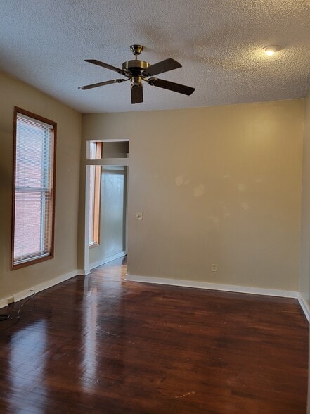 Bright Livingroom, Hardwood Floors - 629 Oak St
