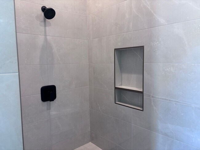 Building Photo - Brand New 6 Bed 4 bath home with built in ...