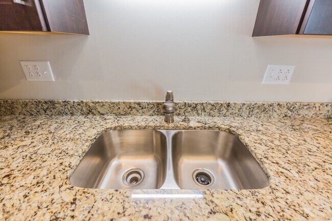 Building Photo - 1121 West Ave