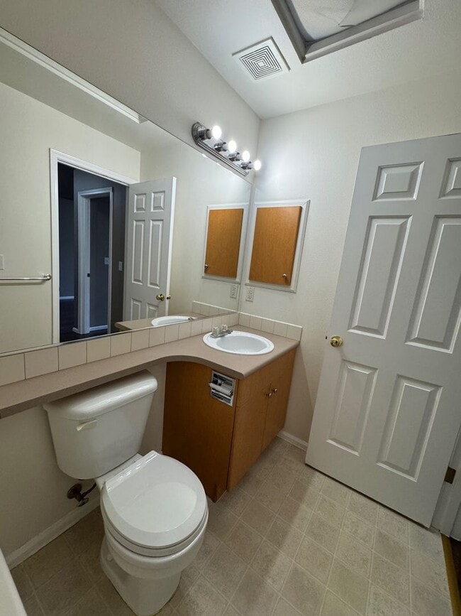 Building Photo - Gated 2 beds 2.5 baths townhome in Ashburn...