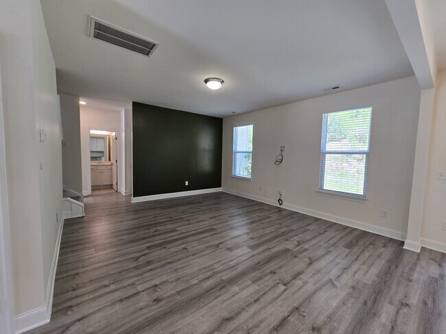 Building Photo - 421 Sailor Wy