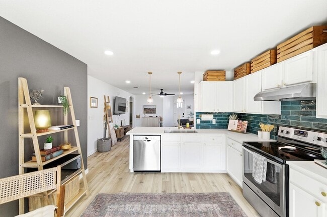 Building Photo - 5905 Los Dios Pl