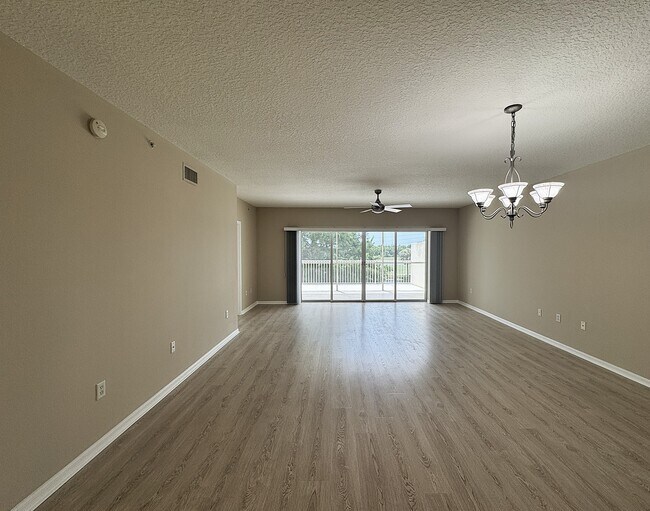 Building Photo - Country Club 6103