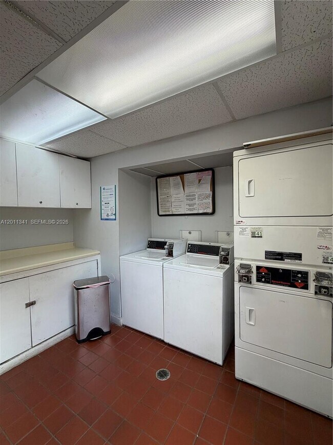 Building Photo - 820 Salzedo St