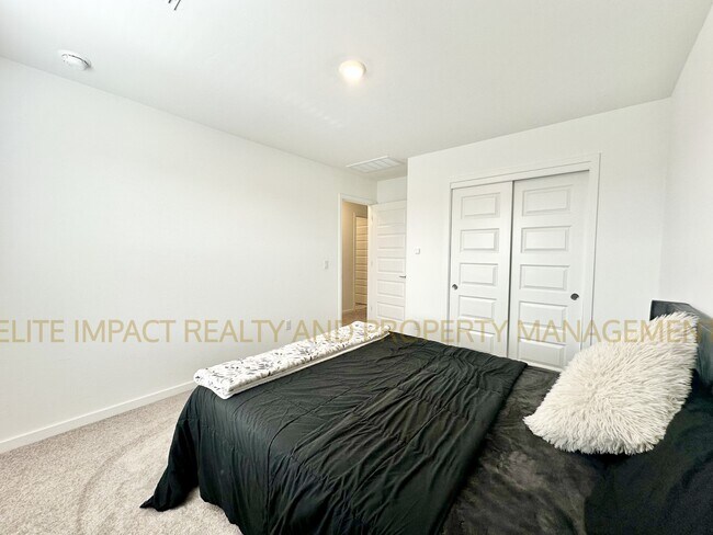 Building Photo - 7064 W Vineridge Dr