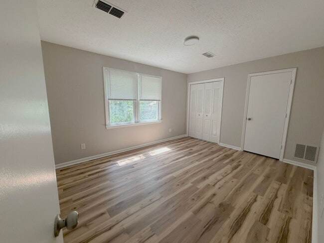 Building Photo - City Townhome – 2 Bed, 1.5 Bath + 2 Parking Spots!