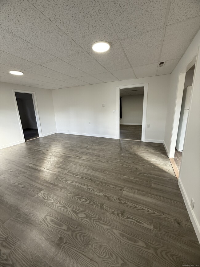 Building Photo - 74 Grove Beach Rd N