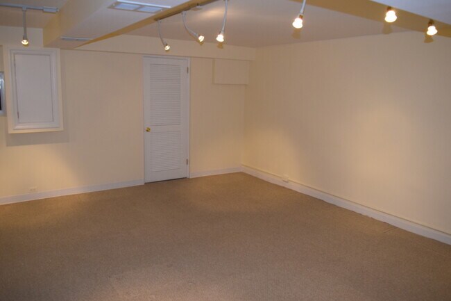 Building Photo - Regal Rowhome! 3 Beautiful Finished Levels!