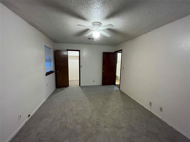 Building Photo - 2240 Donna Dr