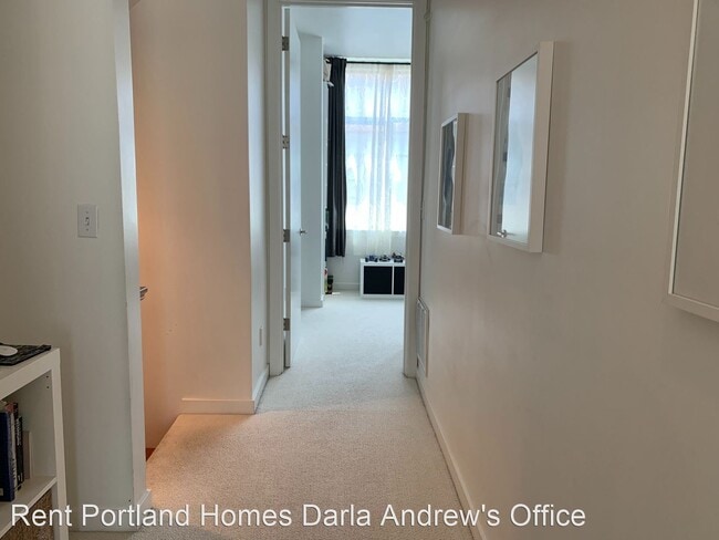 Building Photo - 1636 NW Riverscape St