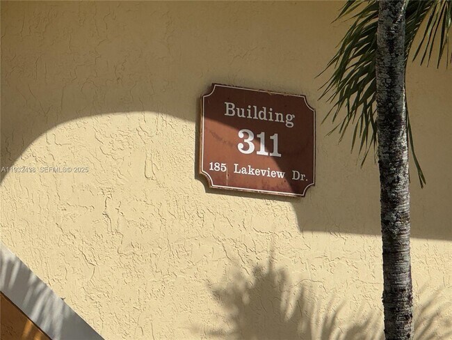 Building Photo - 185 Lakeview Dr