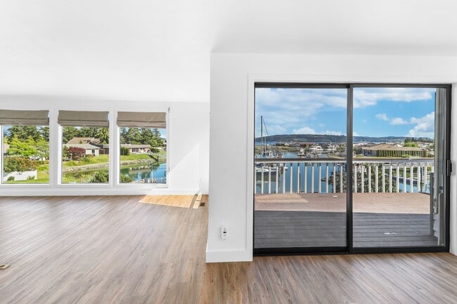 Building Photo - 2 Bed 2 Bath - View Home - Mariner Cove - Pet Friendly