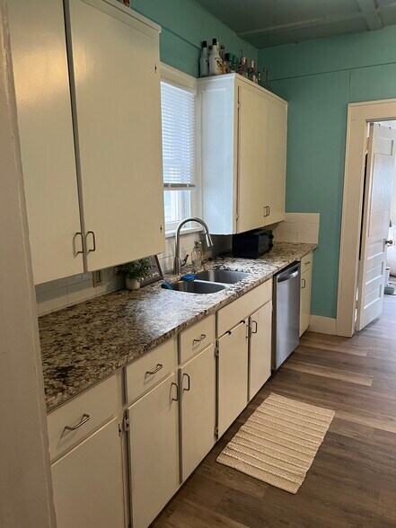 Building Photo - 208 W Elm Ave