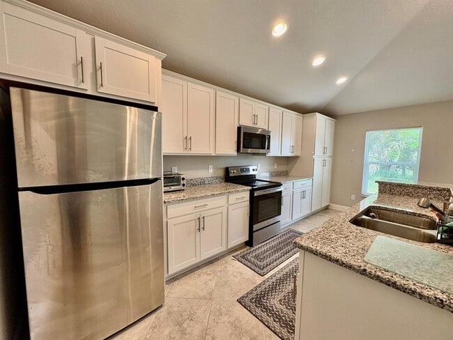 Building Photo - 713 SE East Ave