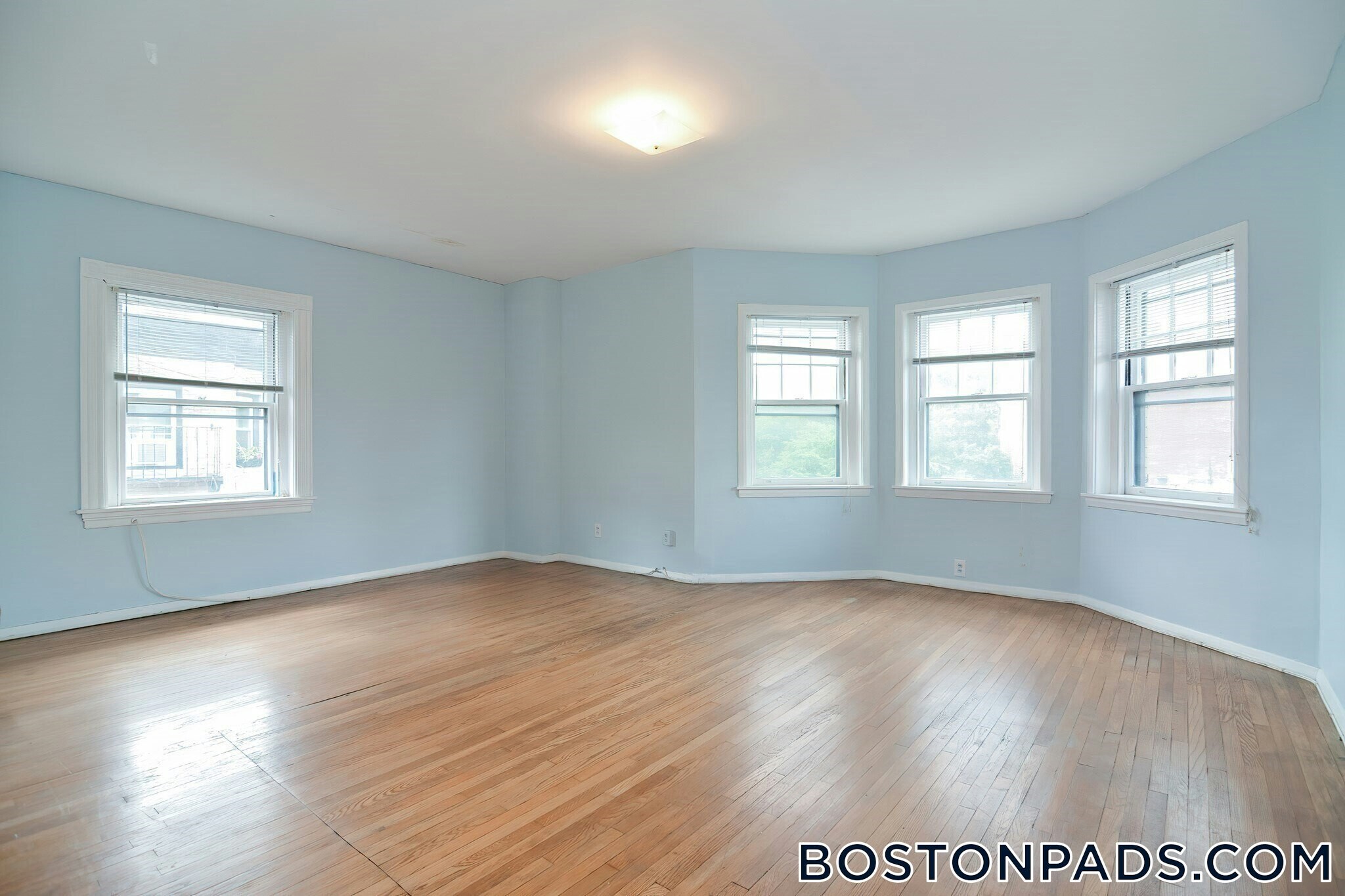 Building Photo - 923 Beacon St