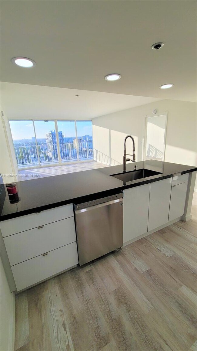 Building Photo - 7601 E Treasure Dr