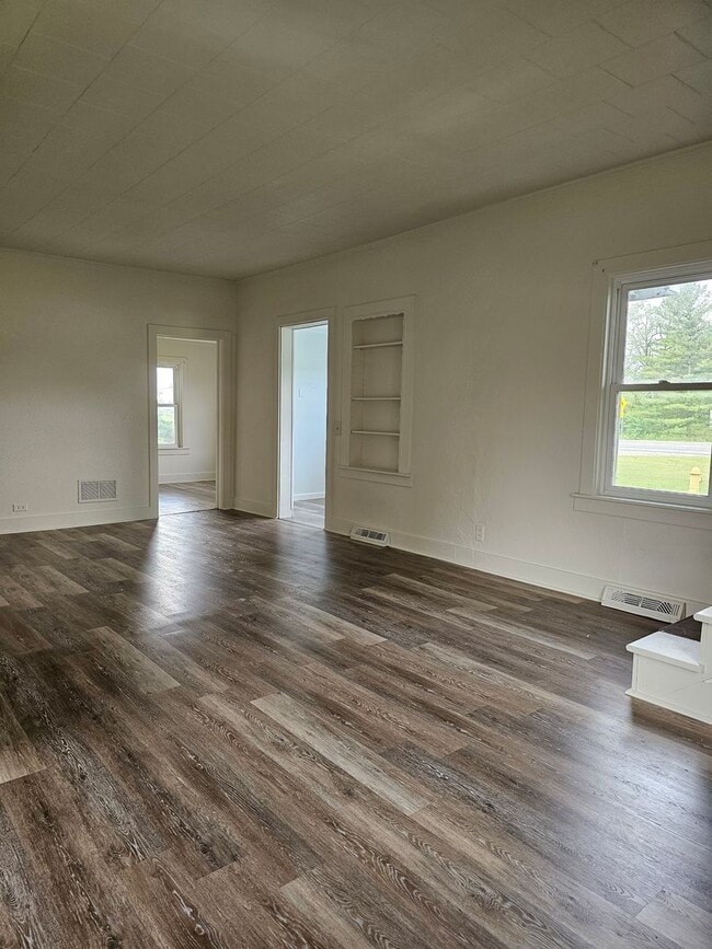 Building Photo - Country Living
