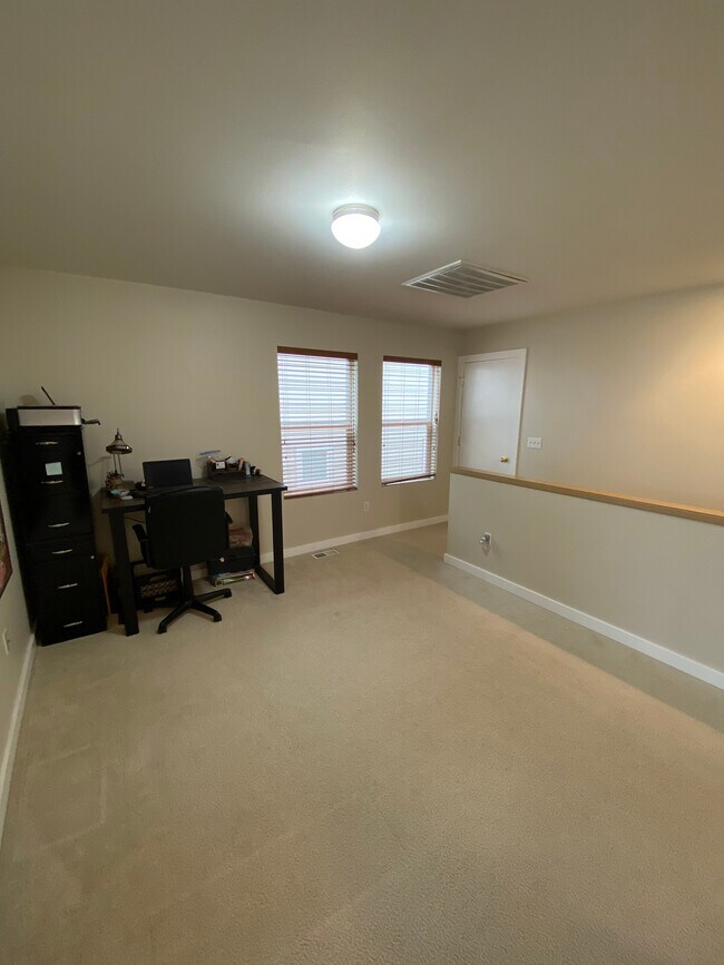 Building Photo - 450 NW Nesvik Way