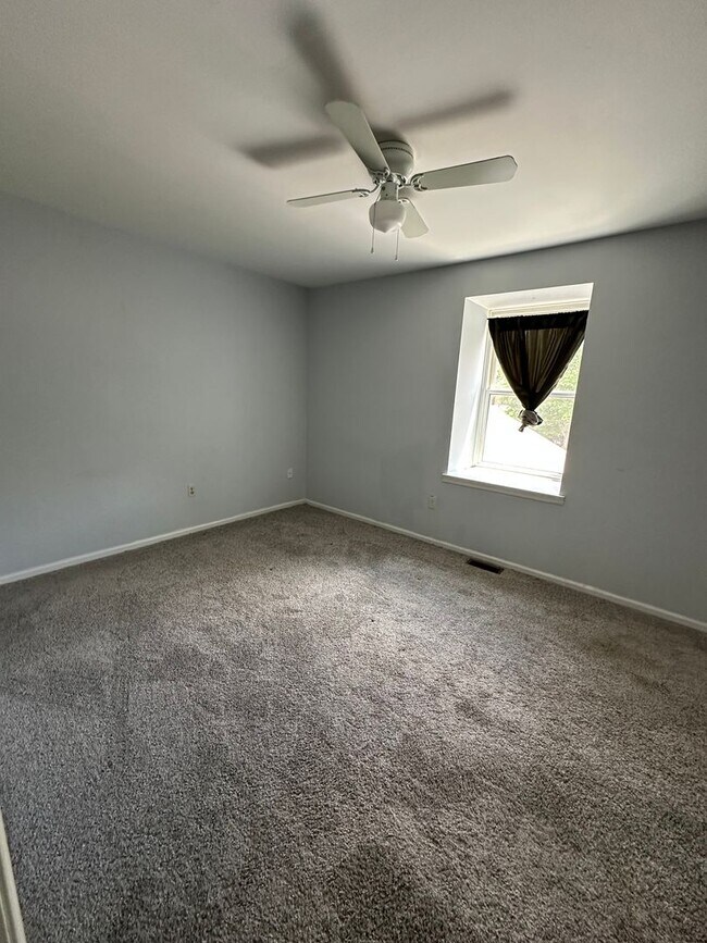 Building Photo - Nice 2 bedroom townhome with a view!