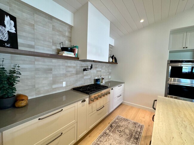 Building Photo - 1910 Raymond Ln