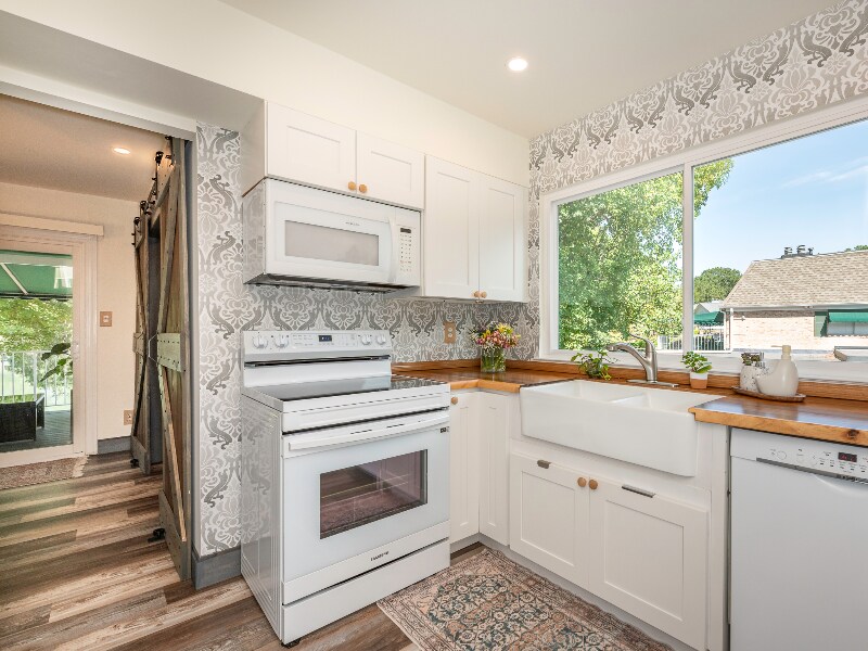 Building Photo - 8340 Meadow Lakes Dr